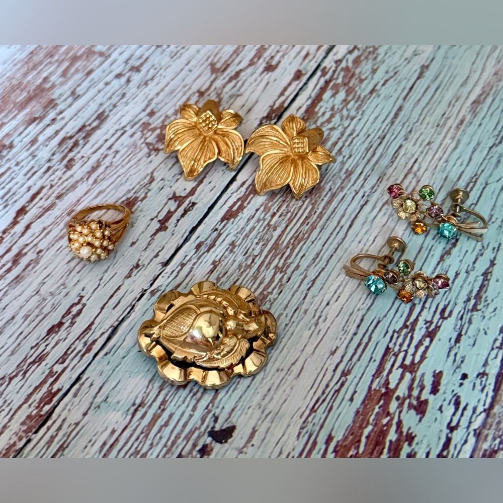 Vintage lot of 4 items 2 pairs earrings locket ring
